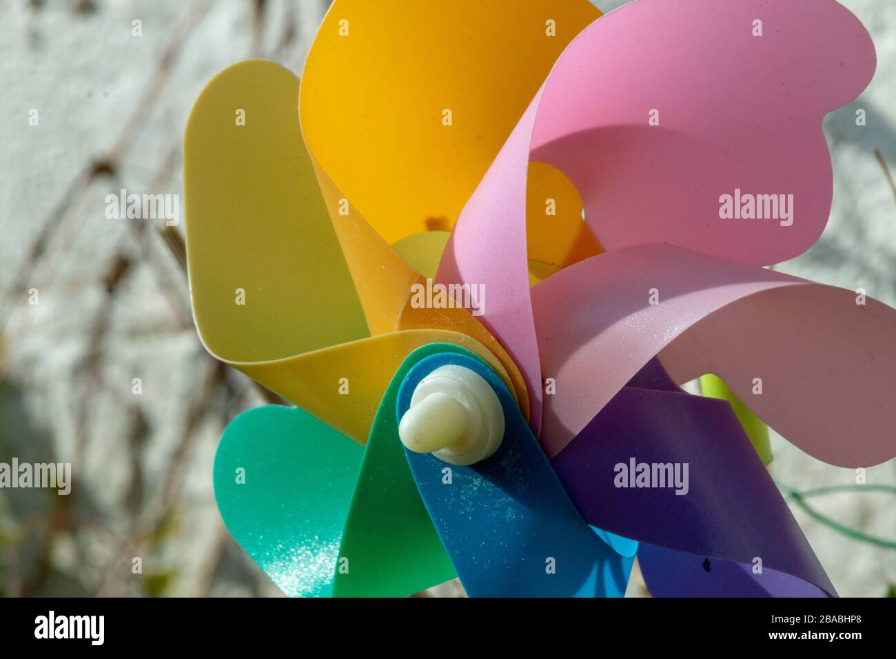 Ein Blick auf eine sehr bunte Gartenwindmühle Stockfoto