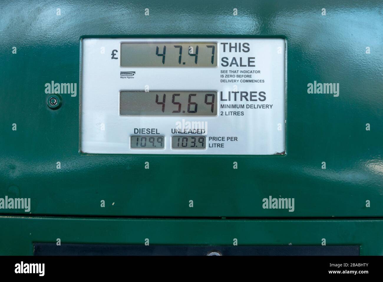 Bristol-März 2020-England-verhüllt den Blick auf eine Benzinpumpe Stockfoto