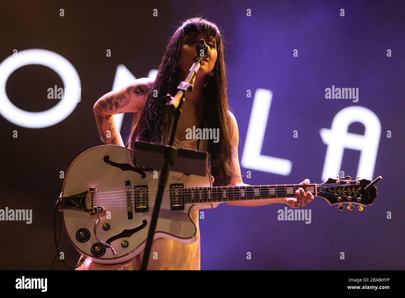 28 Oktubre 2017. Mon Laferte , Cantante chilena durante su concierto en el Festival Tecate Sonoro. (Foto: Luis Gutierrez /NortePhoto.com) Stockfoto