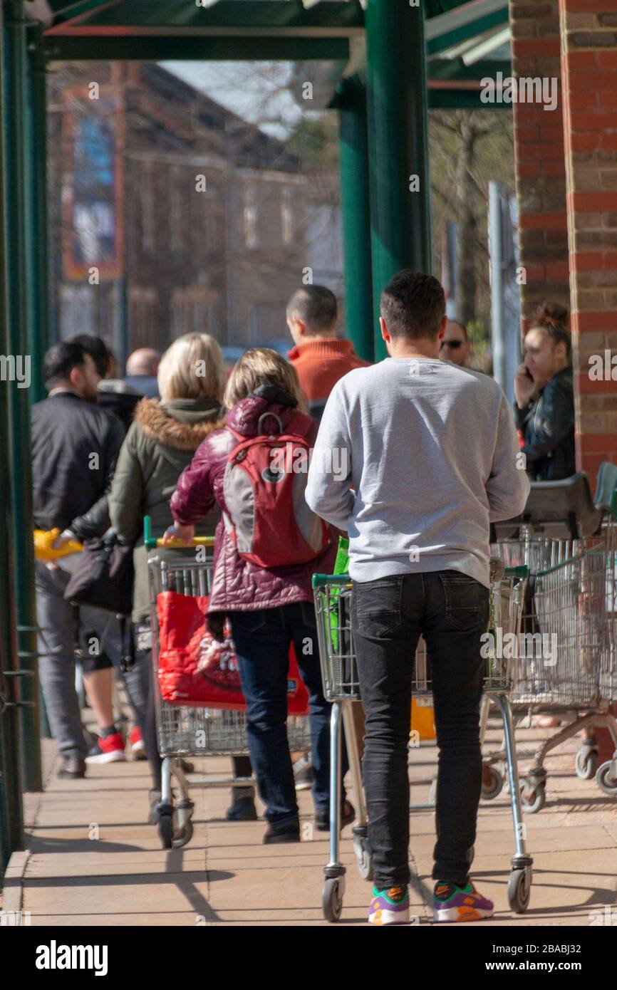 Bristol-März 2020-England - eine Nahaufnahme der Menschen, die auf die Flucht in einen Supermarkt aufgrund des C19-Virus warten, haben Menschen in Panik eingekauft Stockfoto