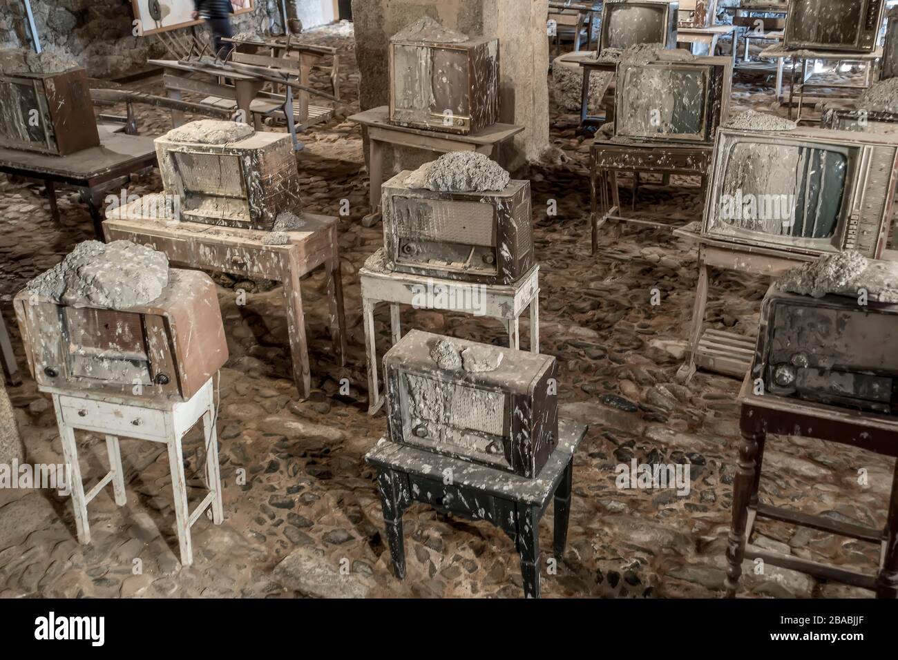 Im Vostell Malpartida Museum in Los Barruecos, in der Nähe von Caceres, Spanien, sind Fernsehgeräte in Beton verkrustet Stockfoto