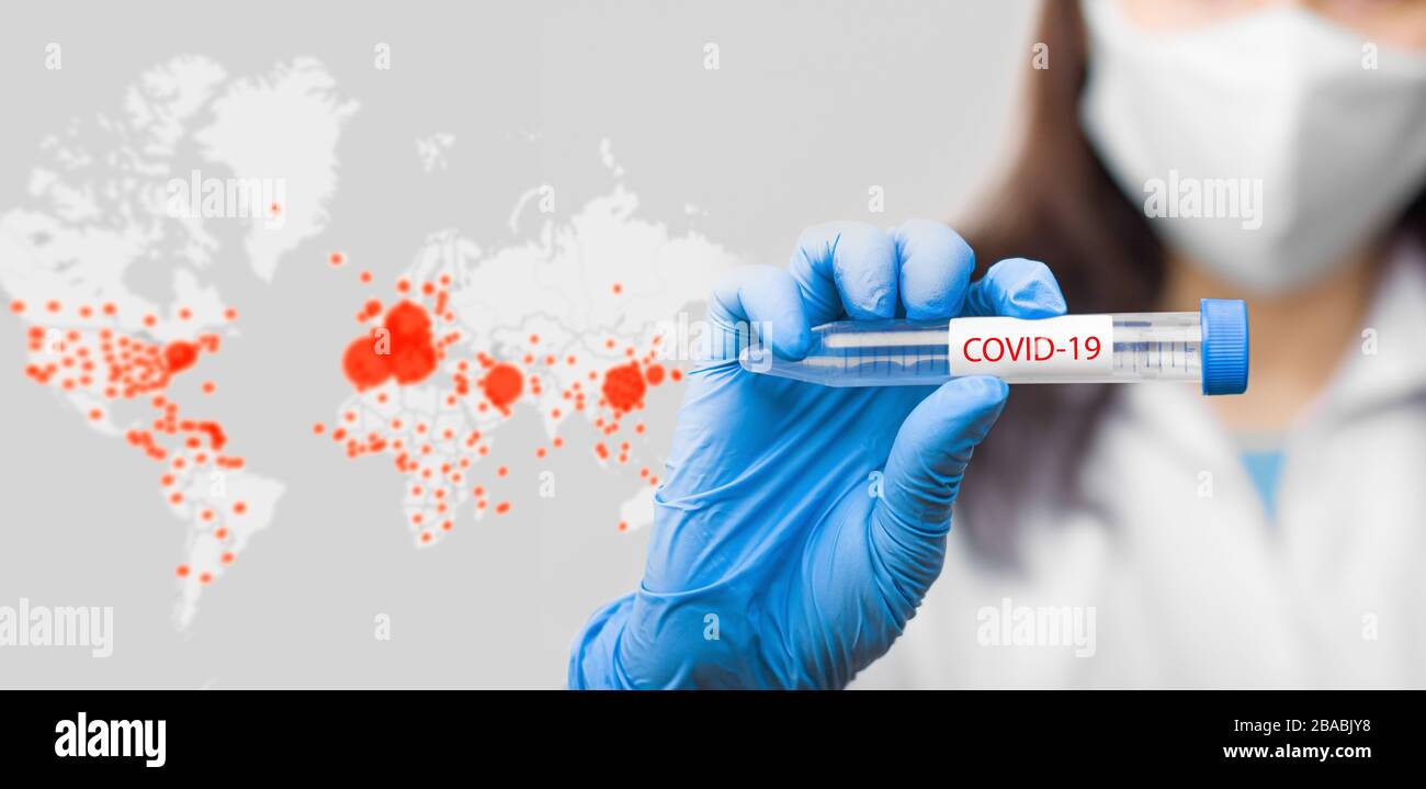 Auf dem Online-Kartenhintergrund des Coronavirus befindet sich ein Reagenzglas mit Impfstoff gegen Coronavirus, 2019-nCoV, SARS-COV-2, COVID-19 bei Ärzten, die Hand tragen Stockfoto