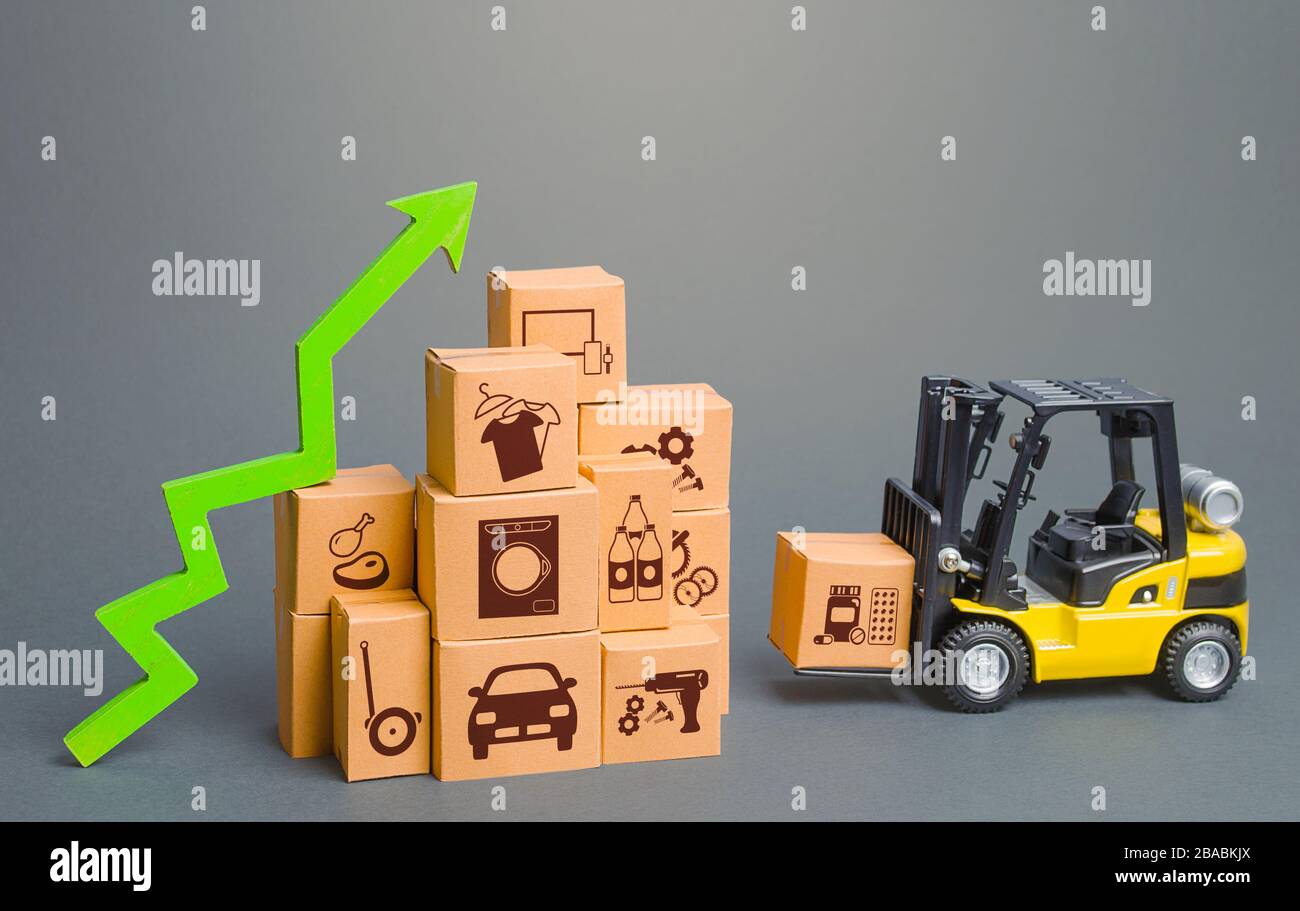 Gabelstapler neben Boxen und grüner Pfeil nach oben. Logistik, Transportinfrastruktur. Wachstum der Online-Verteilung von Waren, erhöhte Lieferung. E-Commerce Stockfoto