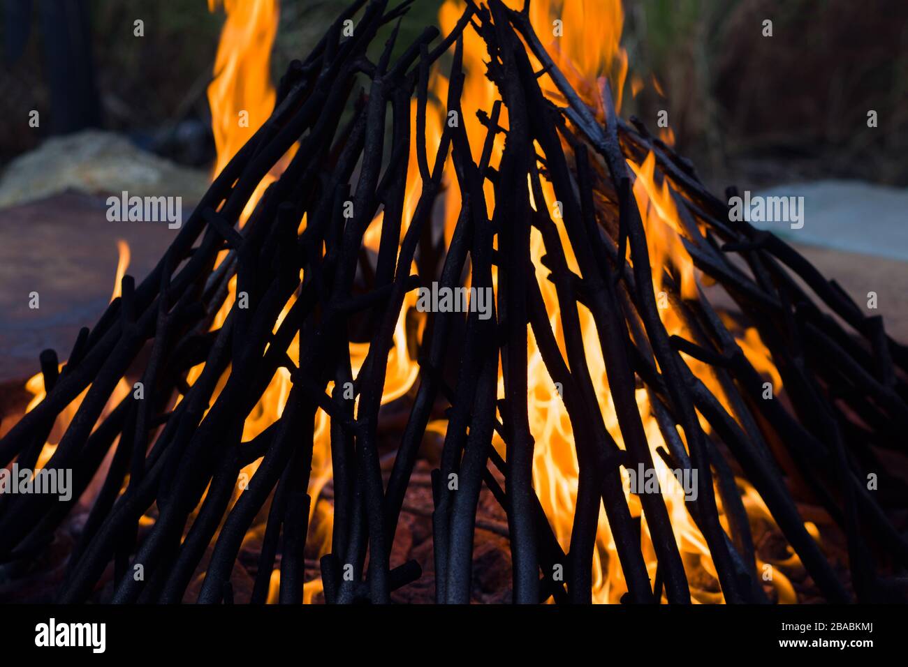 Kamin im Freien auf einer Terrasse am Abend Stockfoto