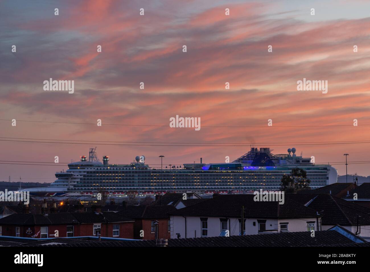 Southampton, Großbritannien. 26. März 2020. Das P&O Ventura Kreuzfahrtschiff dockte während der Absperrung am Mayflower Cruise Terminal Liegeplatz 106 an den Southampton Docks an, die während des Sonnenuntergangs am Abend beleuchtet wurden. P&O hat aufgrund der anhaltenden Coronavirus-Krise alle Kreuzfahrten ausgesetzt Stockfoto