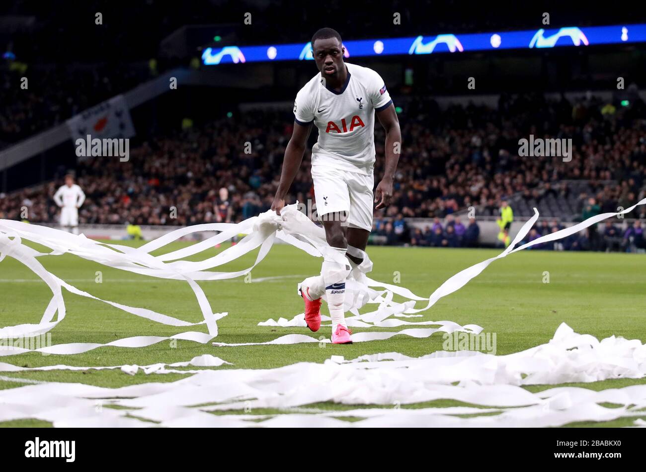 Der Davinson Sanchez von Tottenham Hotspur löscht Papier, das von RB-Leipziger Fans auf das Spielfeld geworfen wurde Stockfoto