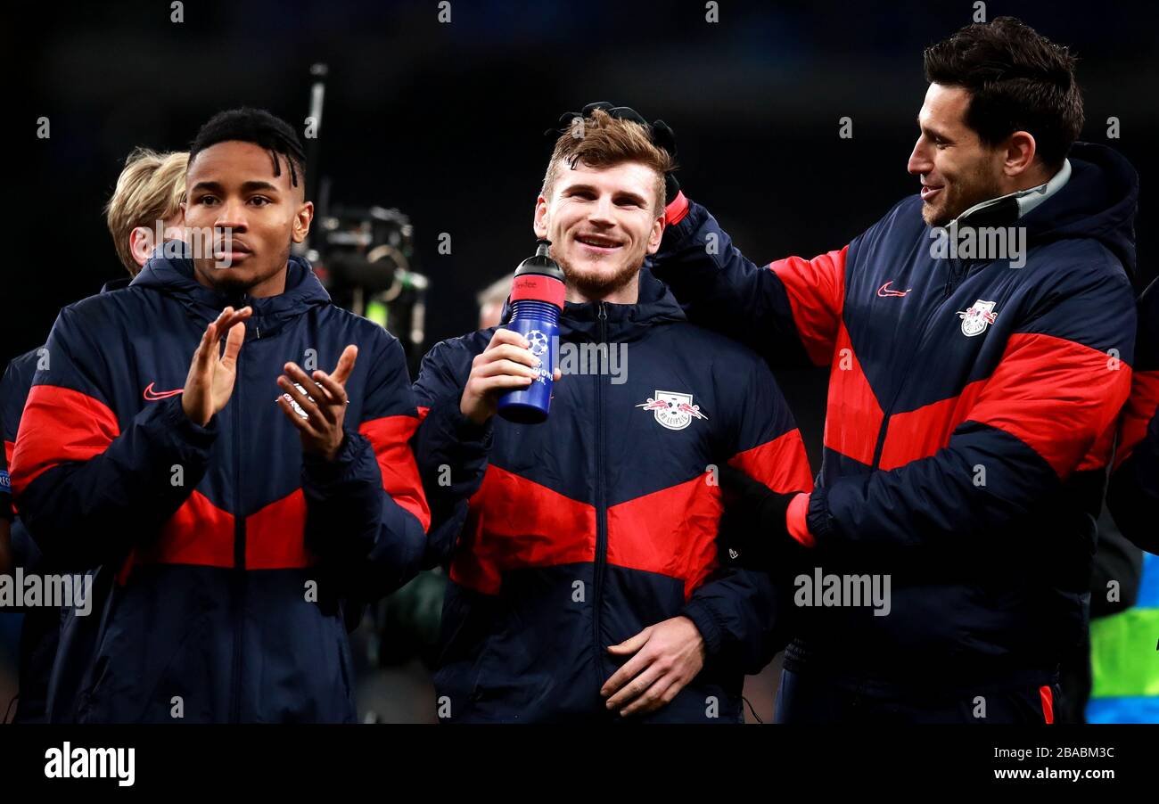 RB-Leipziger Timo Werner (Mitte) feiert nach dem Schlusspfiff mit Teamkollege Philipp Tschauner (rechts) und Christopher Nkunku (links) den Sieg Stockfoto