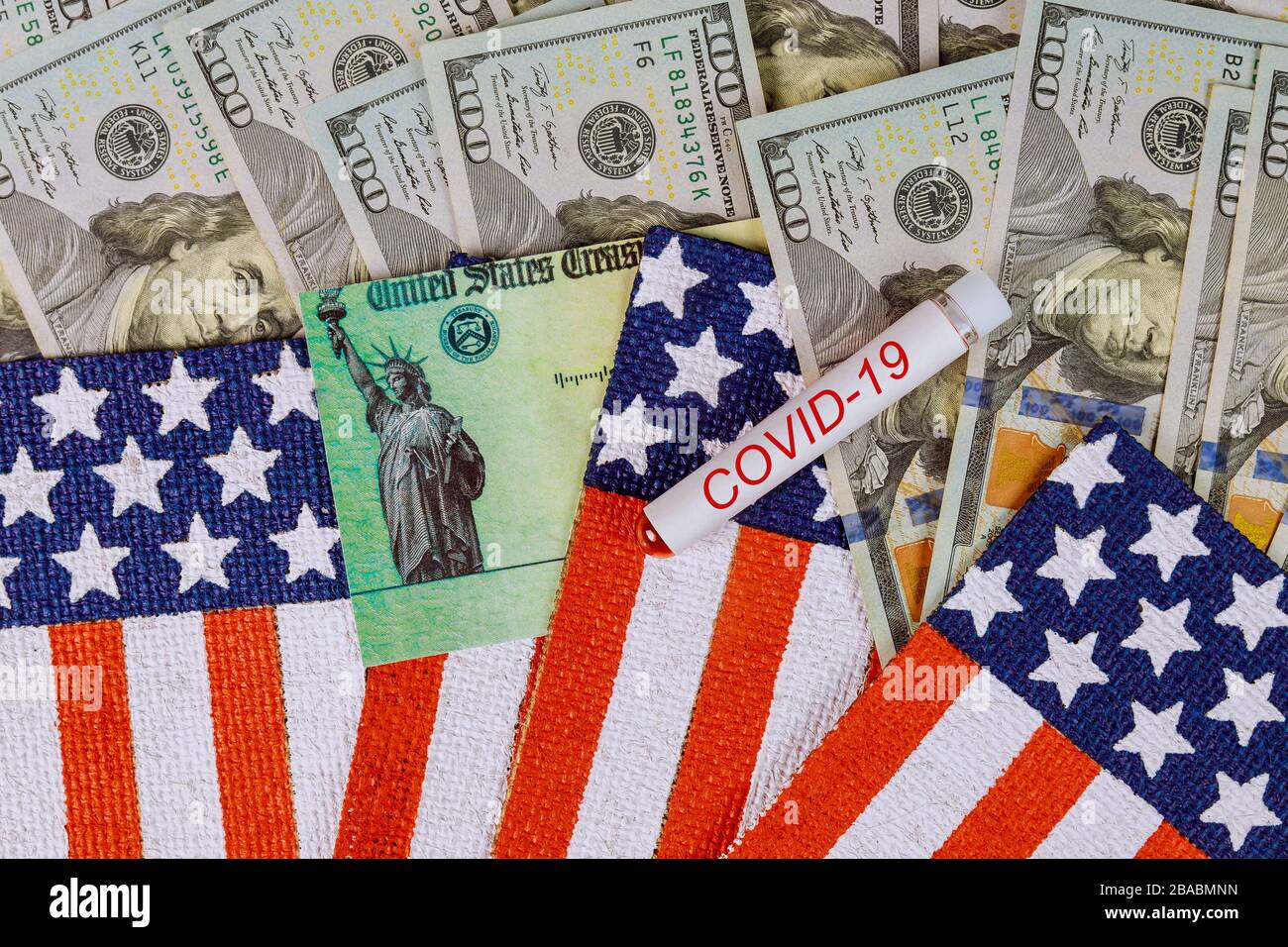 Der amerikanische Senat verabschiedet massive Gesetzesvorlage zu Konjunkturpaketen COVID-19 über die globale Blockierung der Pandemie, das Konjunkturpaket für die Geldbanknotenfahne US-Dollar von Menschen Stockfoto