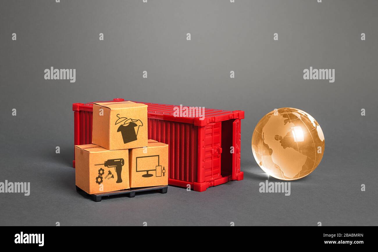 Orangefarbene Kugel, Pappkartons und roter Frachtschiff-Container. Internationaler Welthandel. Lieferung von Waren, Versand. Importieren Sie den Exportdatenverkehr. Lieferung gut Stockfoto