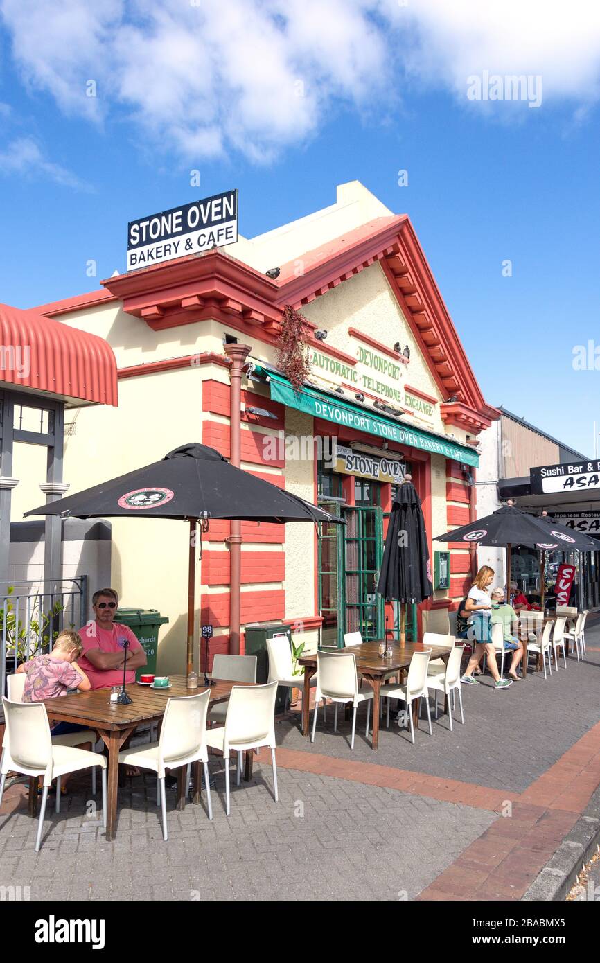 Devonport Stone Oven Bakery & Cafe (in alter Telefonbörse), Clarence Street, Devonport, Auckland, Neuseeland Stockfoto