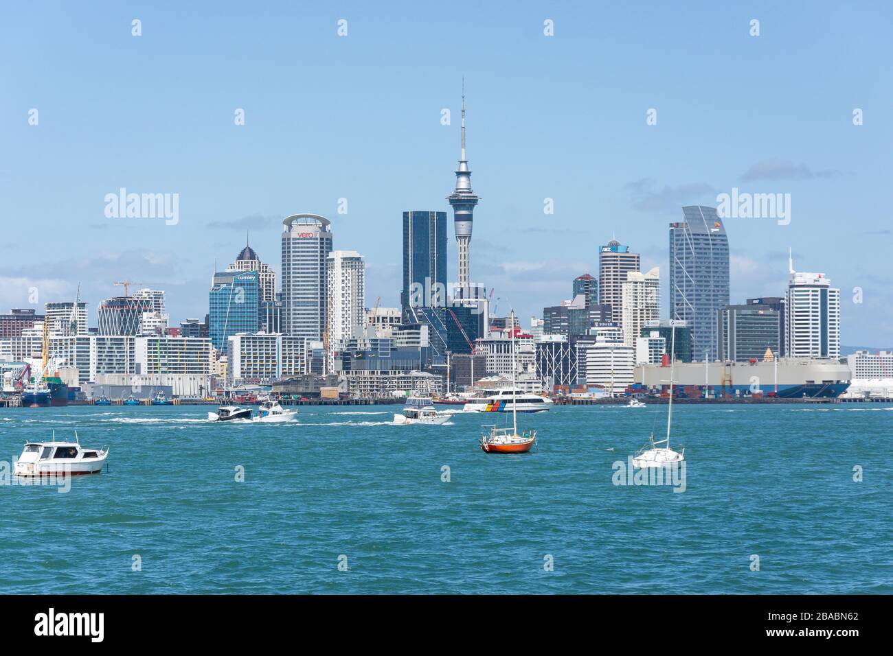 Auckland Central CBD gegenüber dem Waitemata Harbour von Devonport, Auckland, Neuseeland Stockfoto