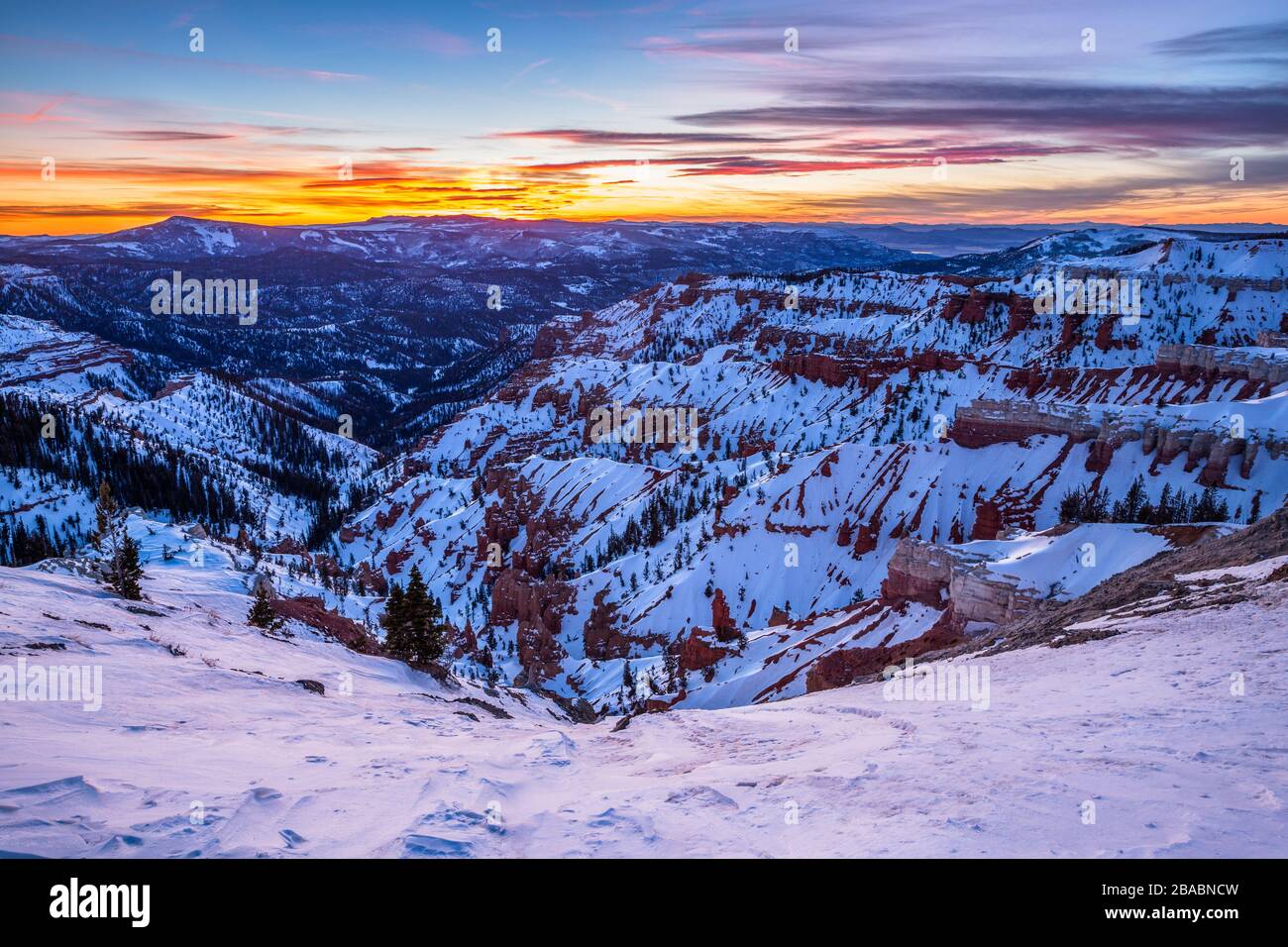 Farbenfroher Sonnenuntergang über roten Felsklippen und Hoodoo-Turmformationen aus Sandstein. Südutah-Wüstenlandschaft mit weitem Blick. Stockfoto