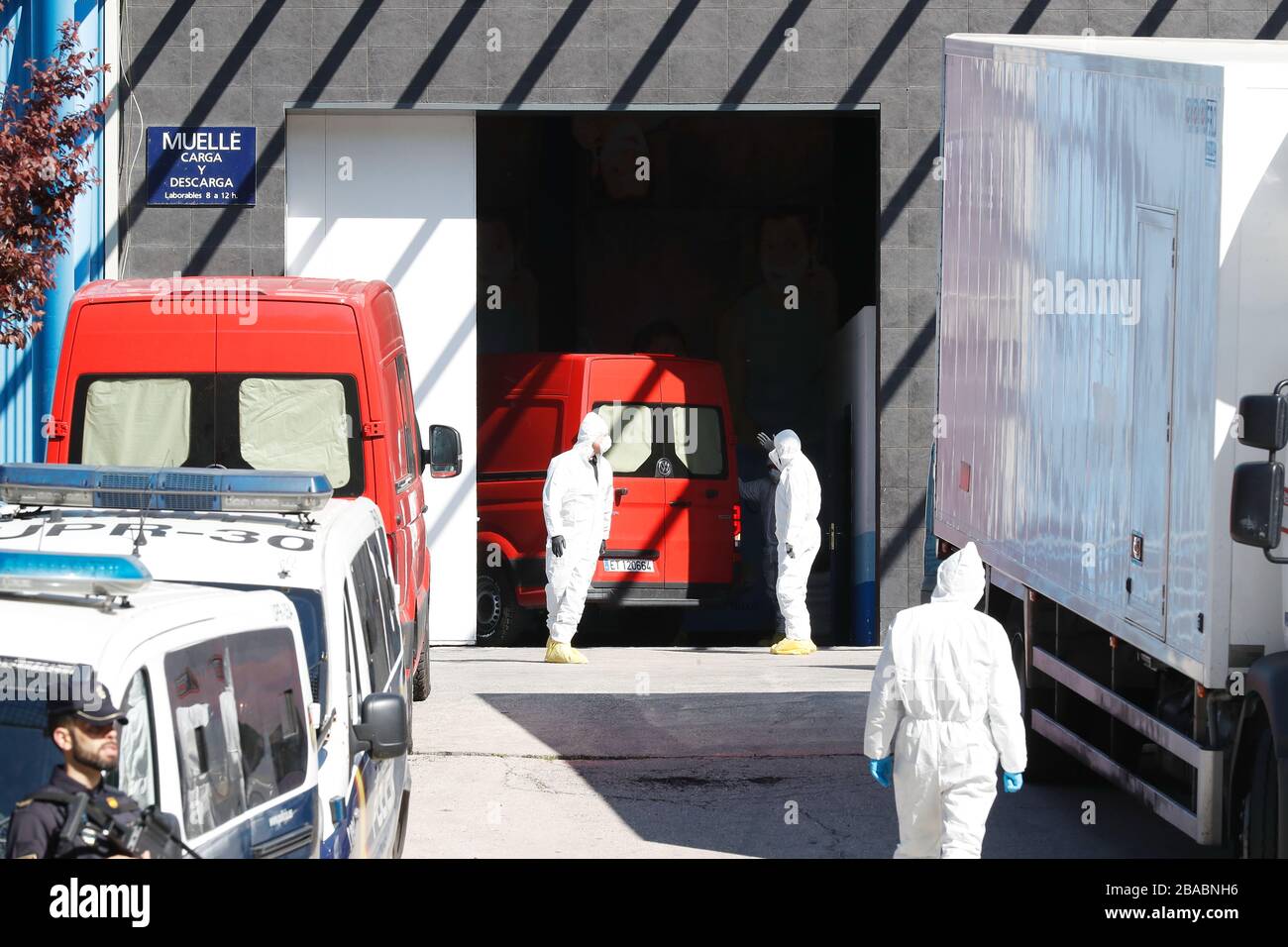 Madrid, Spanien. März 2020. Mitarbeiter der militärischen Einsatzeinheit, die sich darauf vorbereiten, die Leiche in der provisorischen Leichenhalle Palacio de Hielo zu tragen und die nächste aufgrund der Notfallerklärung aufgrund des Ausbruchs des Corona-Virus (COVID-19) in Madrid, Spanien, AM 26. MÄRZ 2020, abzuholen. Credit: Mutsu Kawamori/AFLO/Alamy Live News Stockfoto