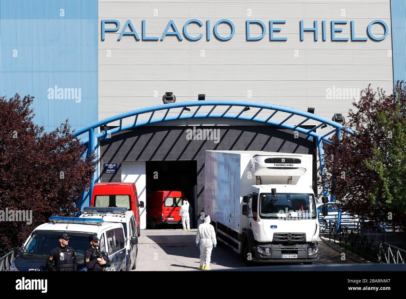 Madrid, Spanien. März 2020. Mitarbeiter der militärischen Einsatzeinheit, die sich darauf vorbereiten, die Leiche in der provisorischen Leichenhalle Palacio de Hielo zu tragen und die nächste aufgrund der Notfallerklärung aufgrund des Ausbruchs des Corona-Virus (COVID-19) in Madrid, Spanien, AM 26. MÄRZ 2020, abzuholen. Credit: Mutsu Kawamori/AFLO/Alamy Live News Stockfoto