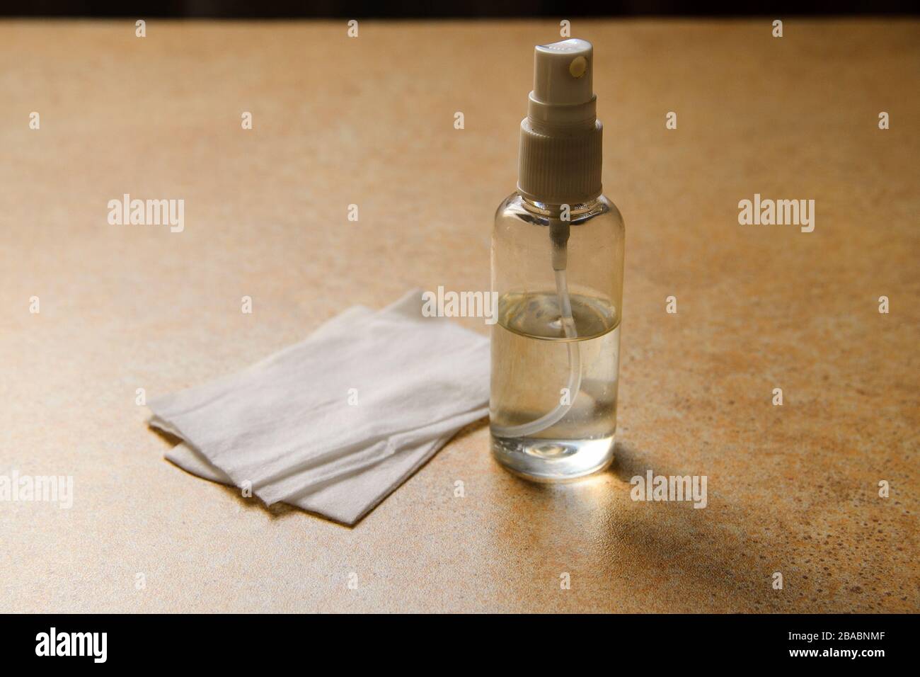 Handspray antiseptisch zur Desinfektion der Hände von Viren und Bakterien Stockfoto