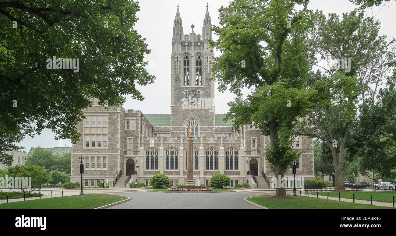 Vorderansicht der Gasson Hall, Chestnut Hill in der Nähe von Boston, Massachusetts, USA Stockfoto