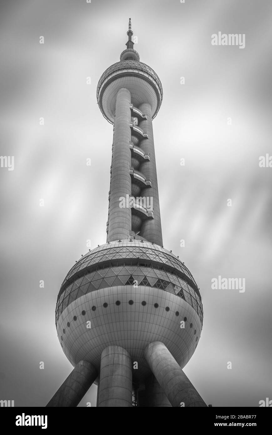 Shanghai, China - 4. Mai 2010: Schwarz-weißer Closeup von unten nach oben auf dem Oriental Pearl TV-Turm unter der Wolke. Stockfoto
