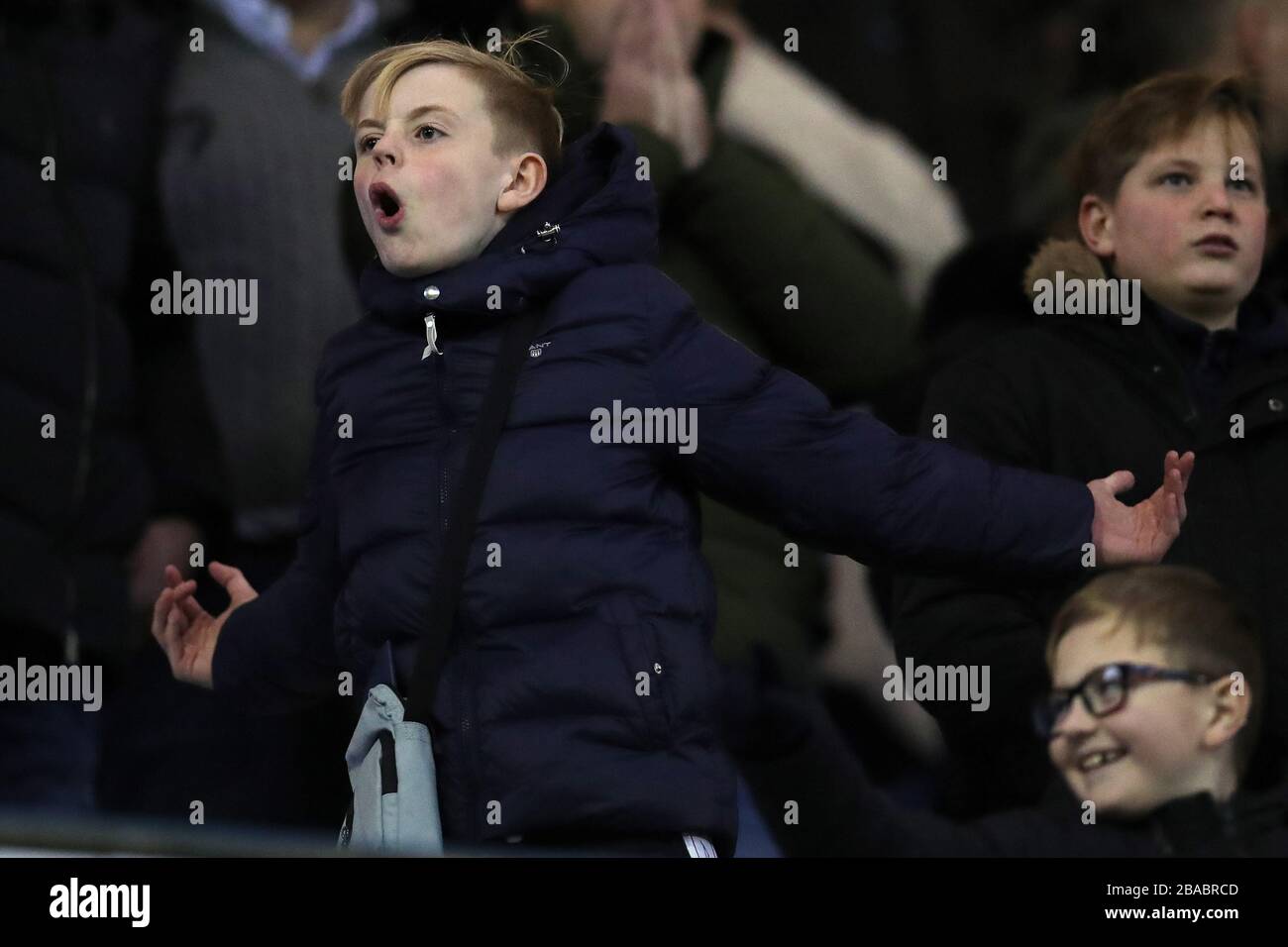 Ein Millwall-Fan wird bei Oppositionsanhängern geschrien Stockfoto