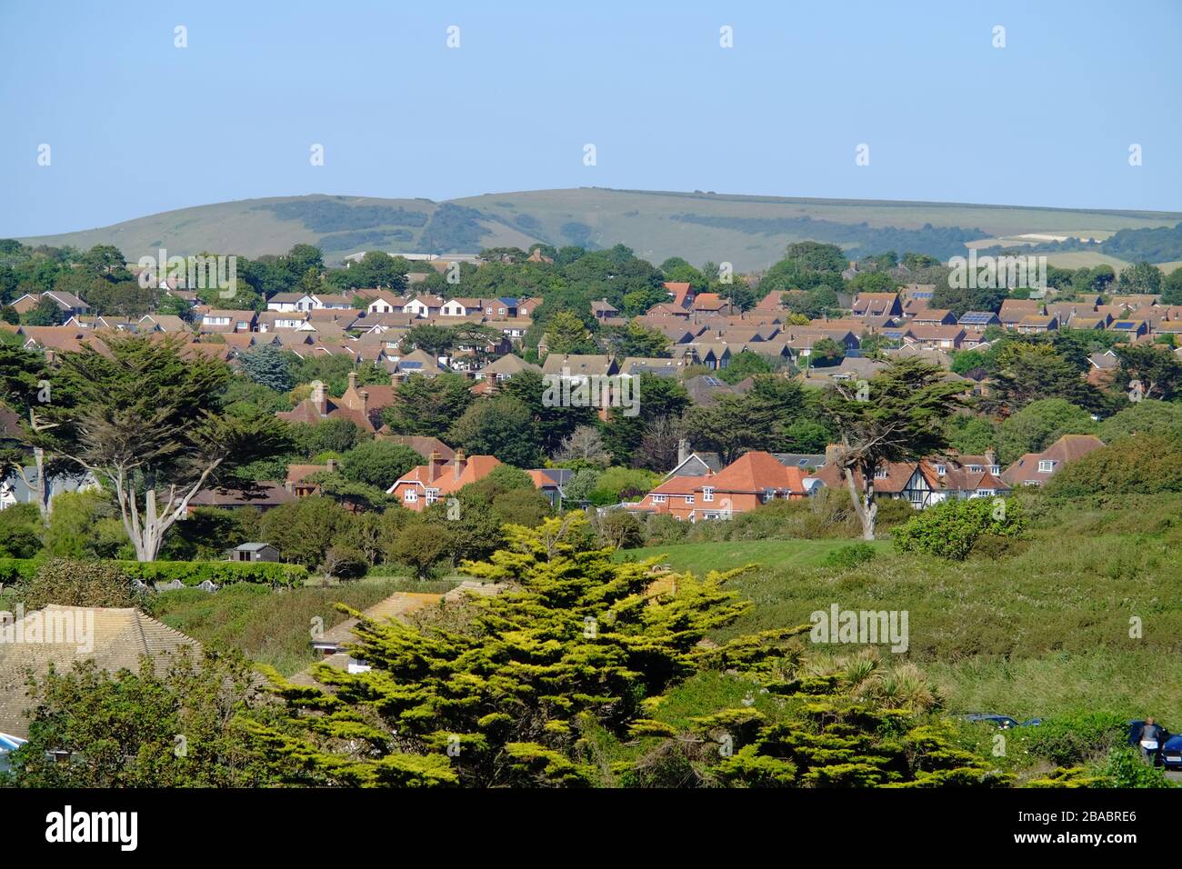 Wohnungsbestand in einer englischen Kleinstadt, Seaford, East Sussex, Großbritannien, eingebettet in die South Downs. Stockfoto