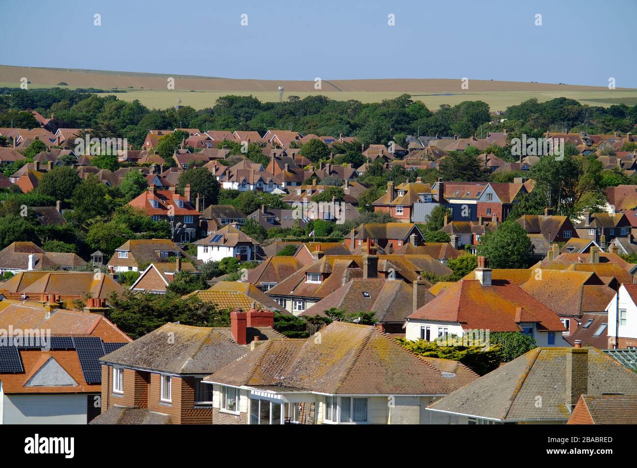 Wohnungsbestand in einer englischen Kleinstadt, Seaford, East Sussex, Großbritannien, eingebettet in die South Downs. Stockfoto