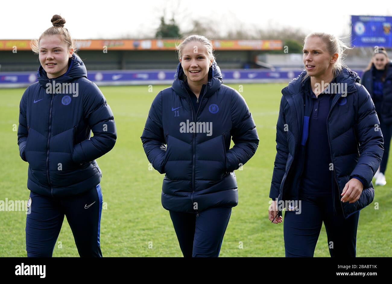 Chelseas (von links nach rechts) Emily Murphy, Guro Reiten und Jonna Andersson vor dem Spiel in Kingsmeadow Stockfoto