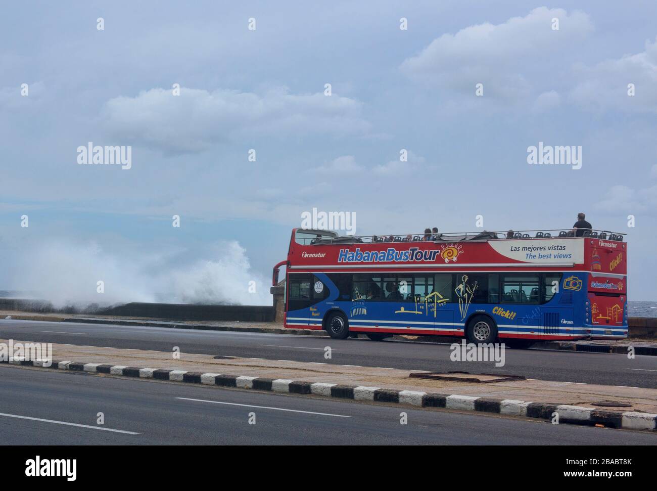 Bustour entlang der Malecón in Havanna, Kuba Stockfoto