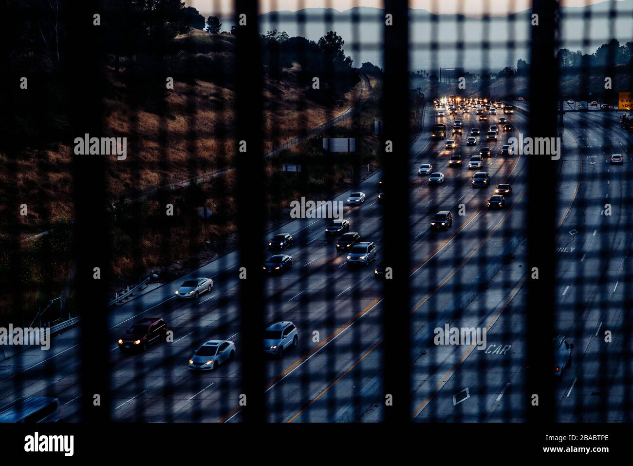 Blick auf die Autobahn von der Autobahnüberführung von hinter dem Netz in Los Angeles, Kalifornien, USA Stockfoto