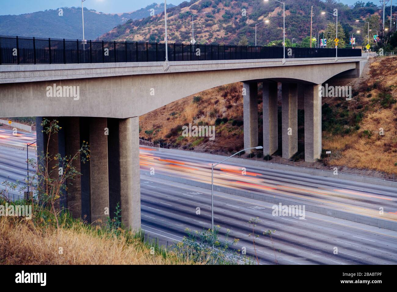 Blick auf die Brücke über die Autobahnüberführung in der Nacht auf Los Angeles, Kalifornien, USA Stockfoto