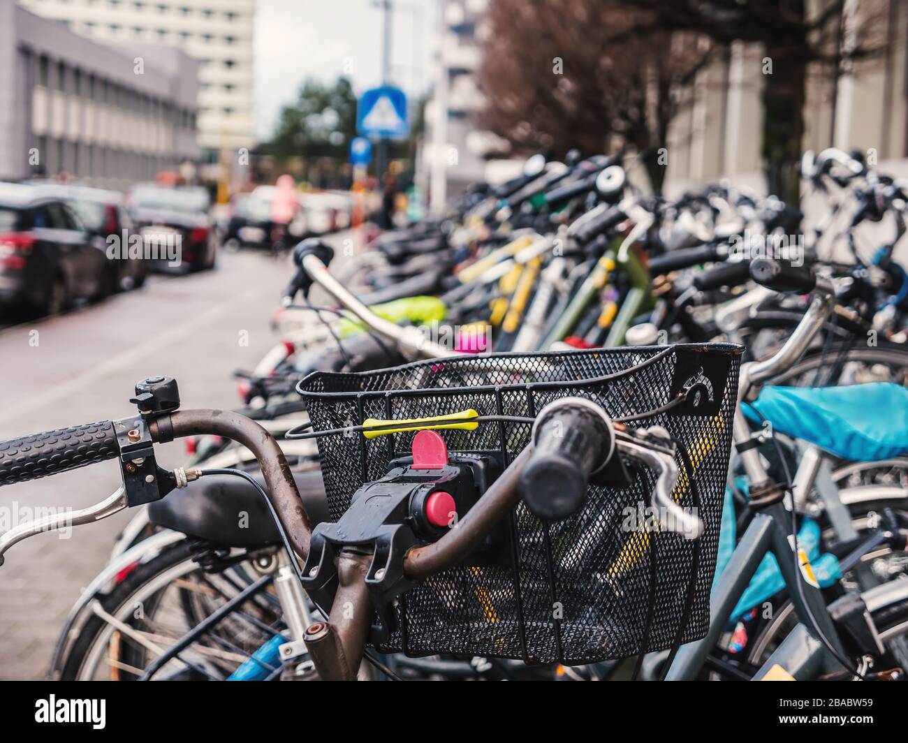 Reihen von vielen Fahrrädern, die außerhalb von Gent, Belgien, geparkt wurden Stockfoto