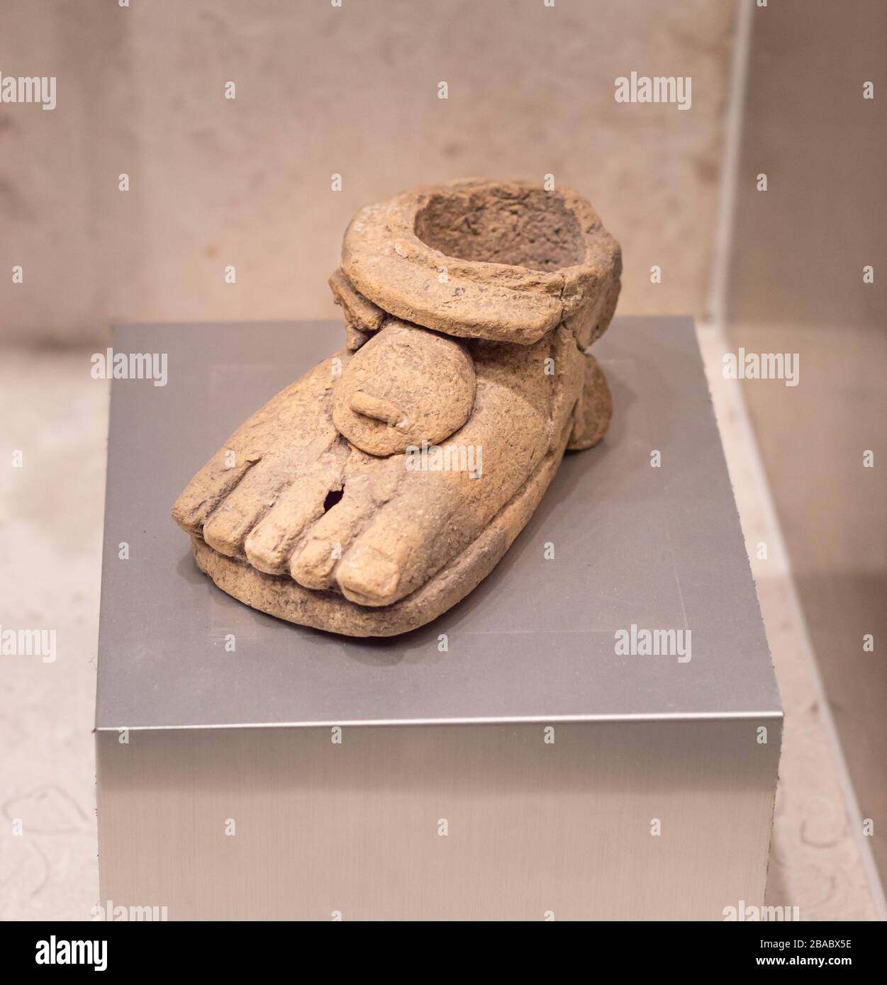 Maya Fuß mit Schuhartefakt geschnitzt. Museo Maya, Merida, Yucatan, Mexiko. Stockfoto