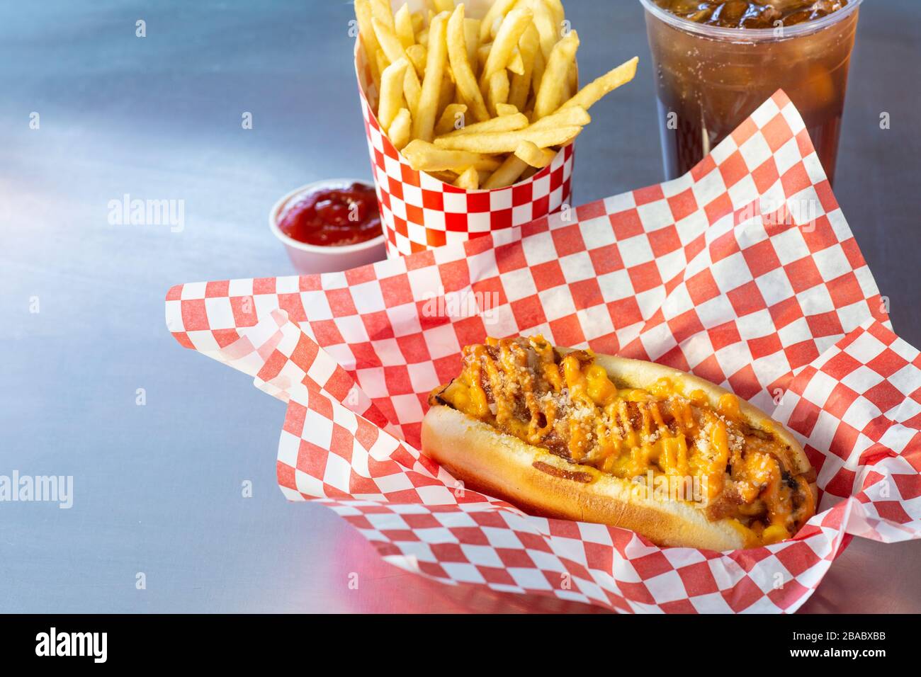 Mac'n-Käsehund mit Pommes und Getränk Stockfoto