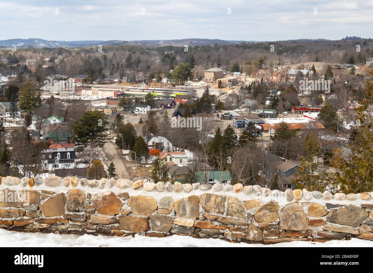 Blick auf die verlassene Touristenstadt Huntsville im März während der Schließung des Corona-Virus-Geschäfts von Lion's Lookout Stockfoto