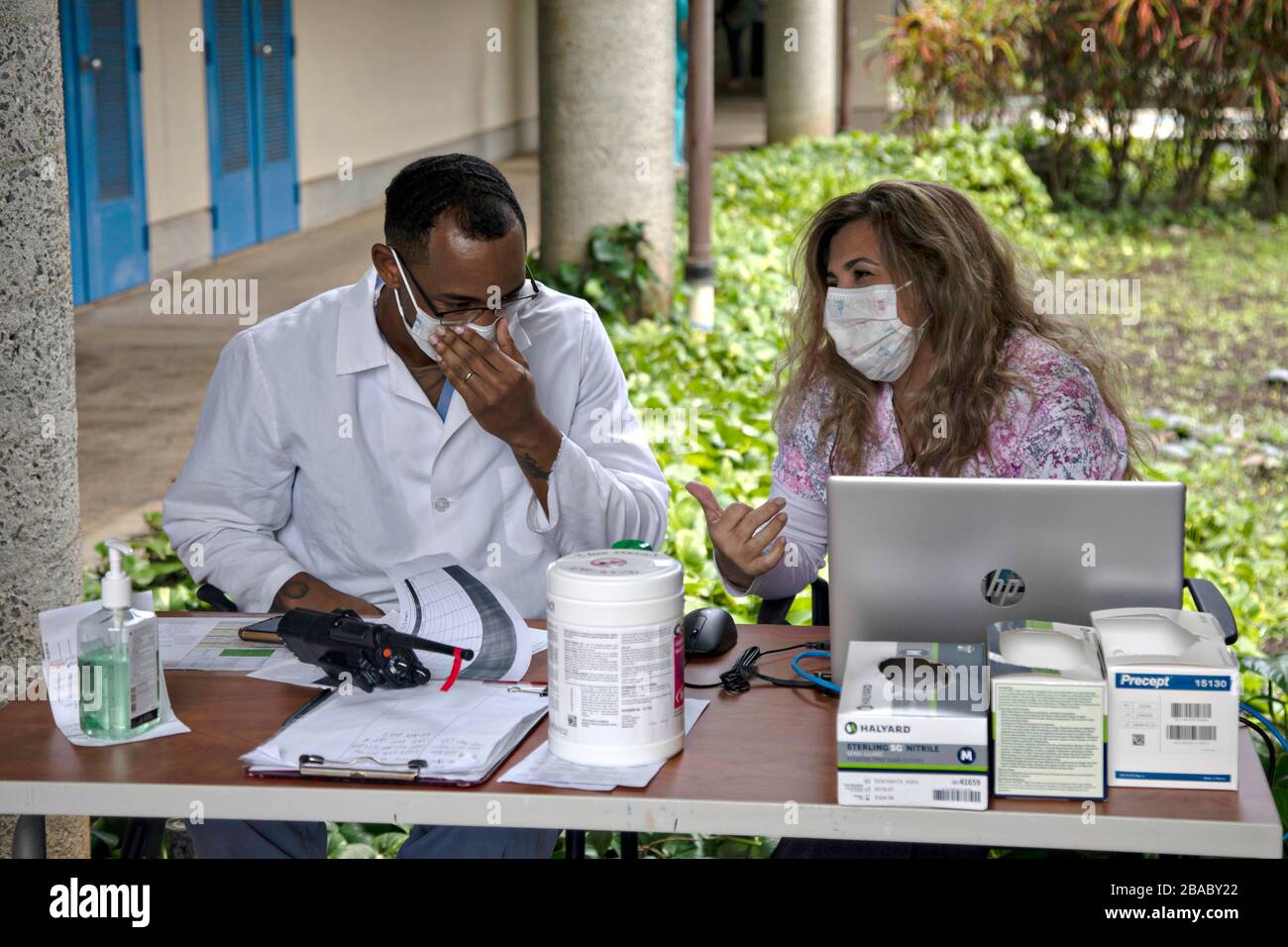 Medizinisches Personal bereitet sich auf Fälle von COVID-19 vor, Coronavirus in der Kaneohe Bay Branch Health Clinic auf der Marine Corps Base Hawaii 23. März 2020 in Honolulu, Hawaii. Stockfoto