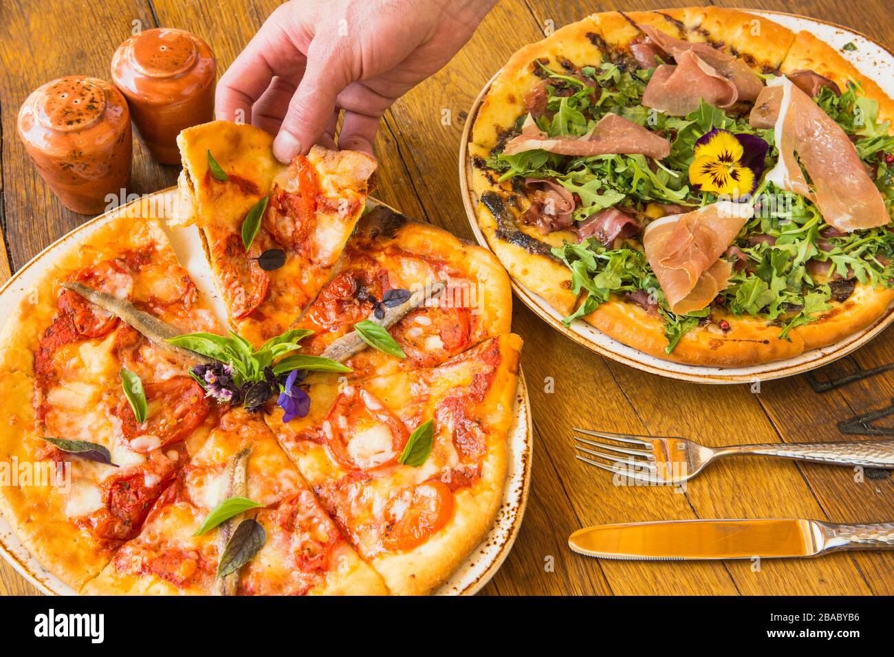 margherita Pizza und eine Auswahl an Proscuitto- und Nugulapizzen Stockfoto