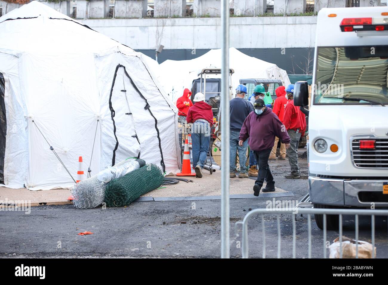 New York, New York, USA. März 2020. Riesige Zelte und große Kühlwagen wurden außerhalb des Bellevue Hospital in Manhattan eingerichtet, um Tausende von Leichen aufnehmen zu können, sollte das Coronavirus das Leichensystem der Stadt überlasten. Gutschrift: Vanessa Carvalho/ZUMA Wire/Alamy Live News Stockfoto