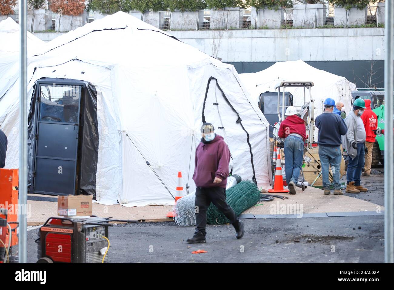 New York, New York, USA. März 2020. Riesige Zelte und große Kühlwagen wurden außerhalb des Bellevue Hospital in Manhattan eingerichtet, um Tausende von Leichen aufnehmen zu können, sollte das Coronavirus das Leichensystem der Stadt überlasten. Gutschrift: Vanessa Carvalho/ZUMA Wire/Alamy Live News Stockfoto