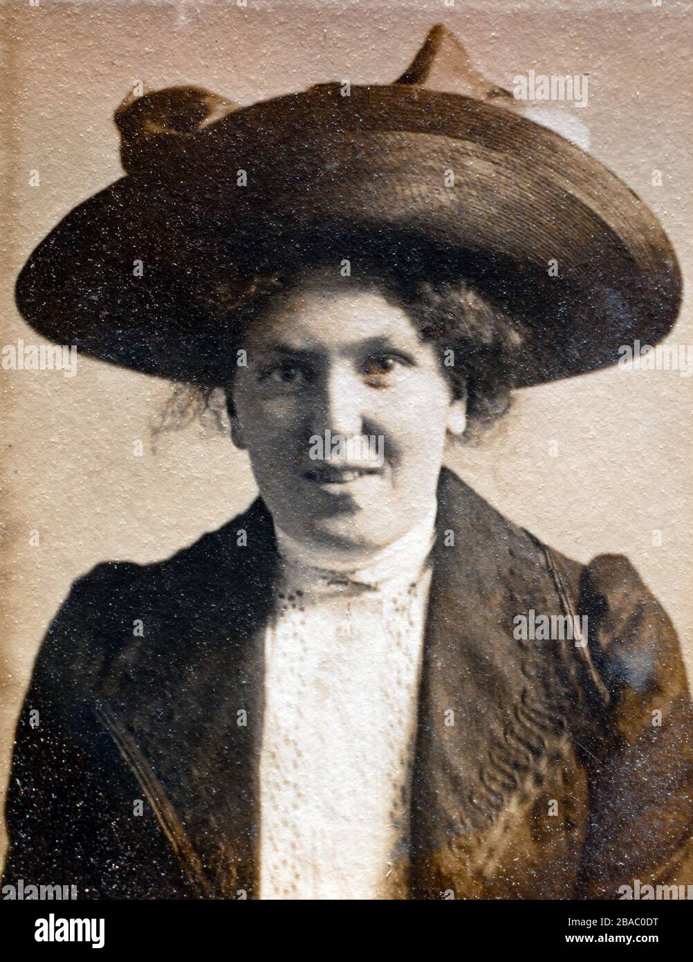 Archivporträt um das Jahr 1910 einer jungen Edwardianerin - gedruckt auf strukturiertem Papier. Stockfoto