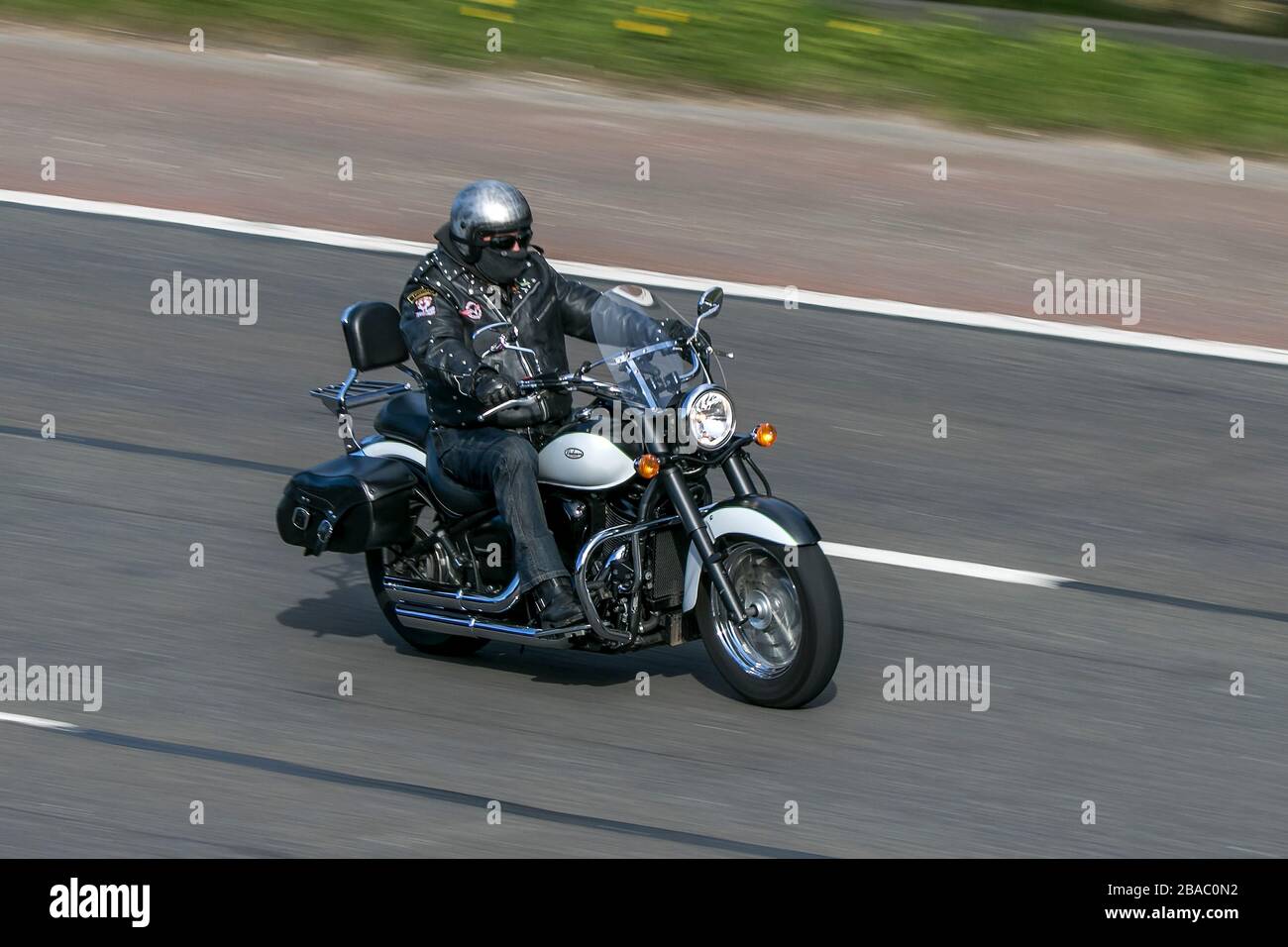 Harley Davidson Motorrad-Fahrer; zwei Radtransport, Motorräder, Fahrzeug, Motorräder, Radfahrer auf der Autobahn M6 Chorley, Großbritannien Stockfoto