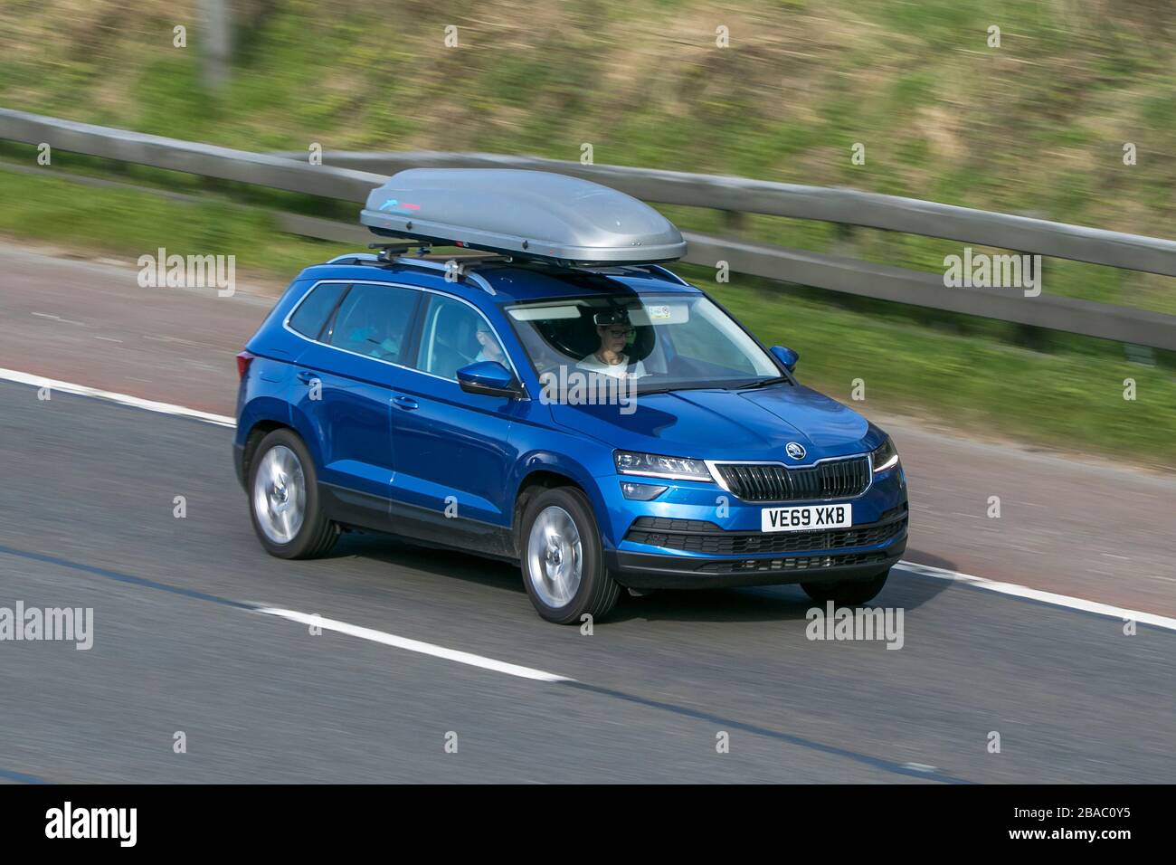 VE69XKB 2020 Skoda Karoq SE L TSI S-A Blue Car Benzin SUV, das auf der Autobahn M6 in der Nähe von Preston in Lancashire, Großbritannien fährt Stockfoto