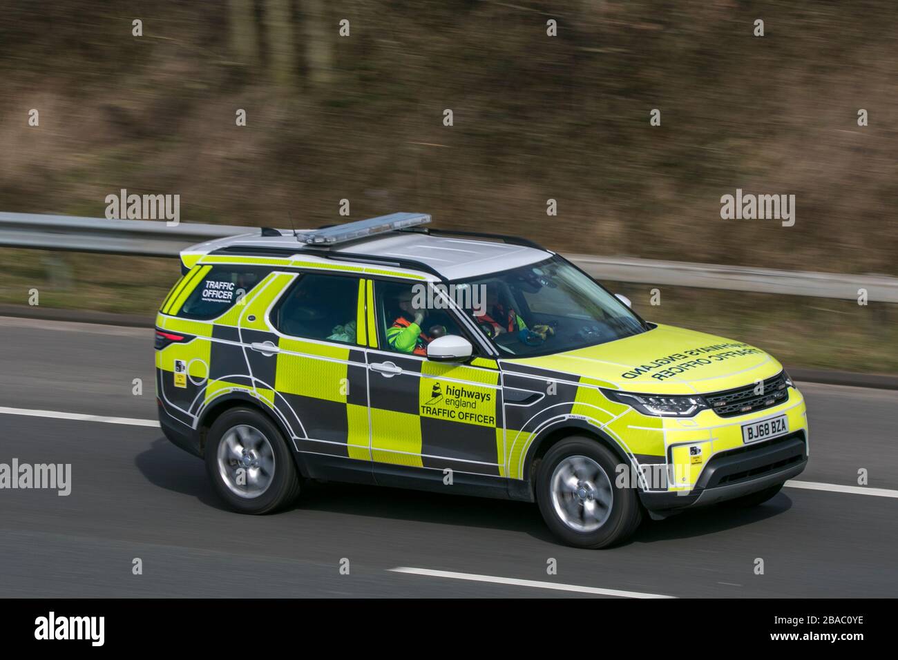 Verkehrsoffizier der Highways, der auf der Autobahn M6 in der Nähe von Preston in Lancashire, Großbritannien fährt Stockfoto
