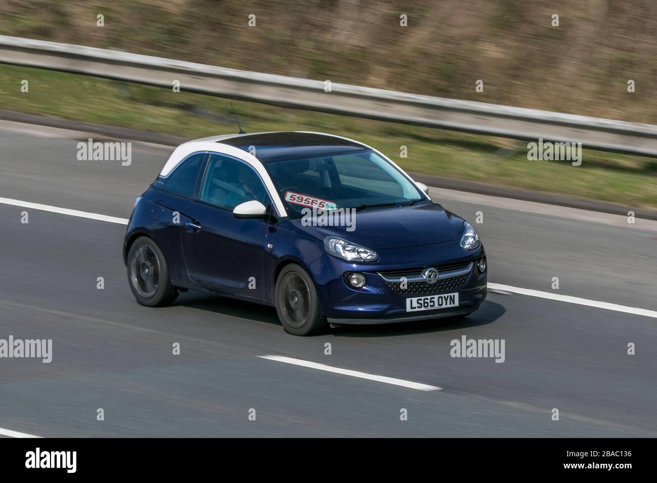 LS65OYN 2015 Vauxhall Adam Glam Blue Car Petrol Fahren auf der Autobahn M6 in der Nähe von Preston in Lancashire, Großbritannien Stockfoto