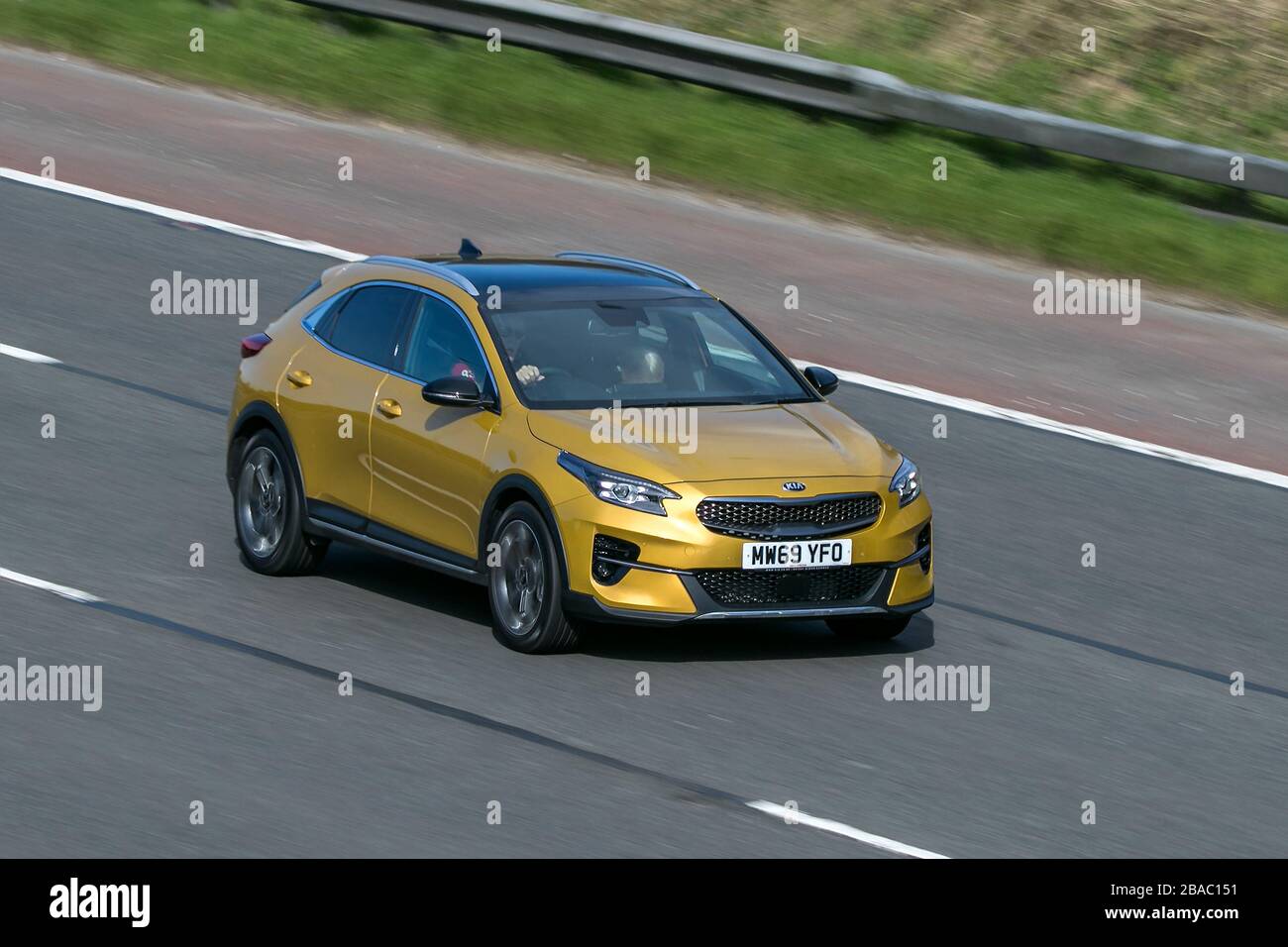 MW69YFO 2019 KIA Xceed First Edition ISG Yellow Car Petrol Fahren auf der Autobahn M6 in der Nähe von Preston in Lancashire, Großbritannien Stockfoto