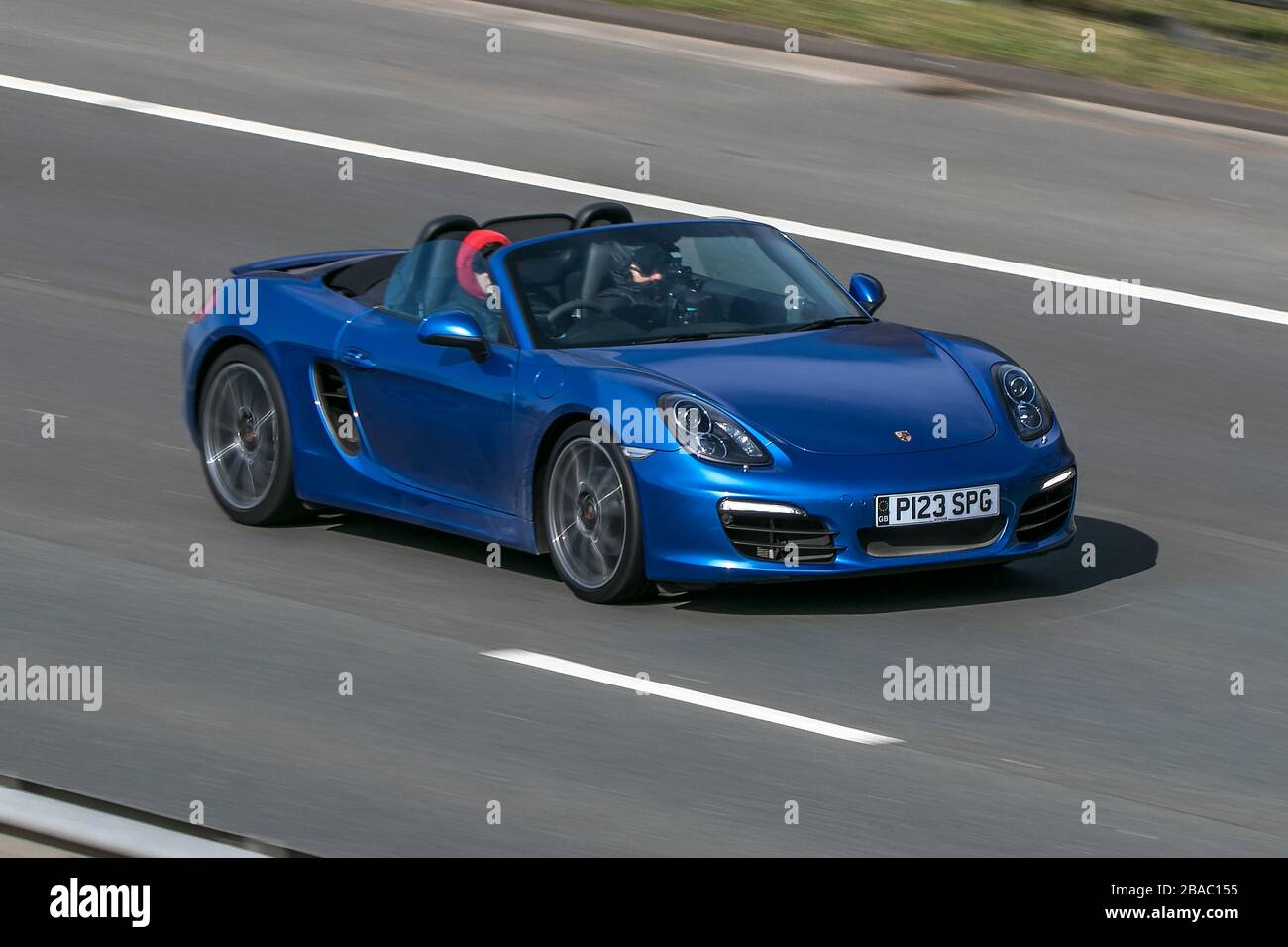 P123SPG 2014 Porsche Boxster 24V S-A Blue Car Benzin 265 BHP Cabriolet Fahren auf der Autobahn M6 in der Nähe von Preston in Lancashire, Großbritannien Stockfoto