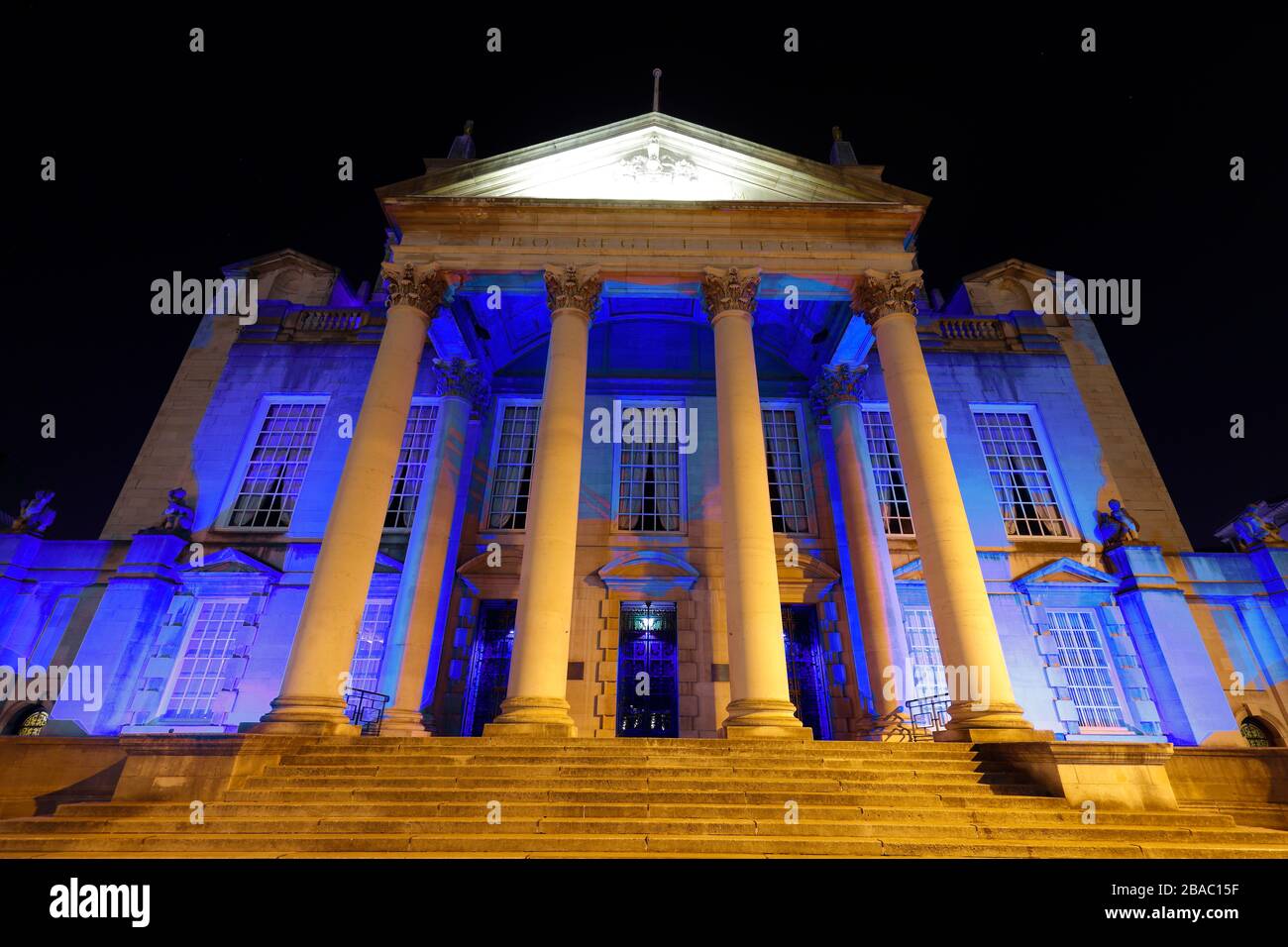 Die Leeds Civic Hall leuchtete blau auf, um die Anerkennung für die Rettungsdienste zu zeigen. Stockfoto