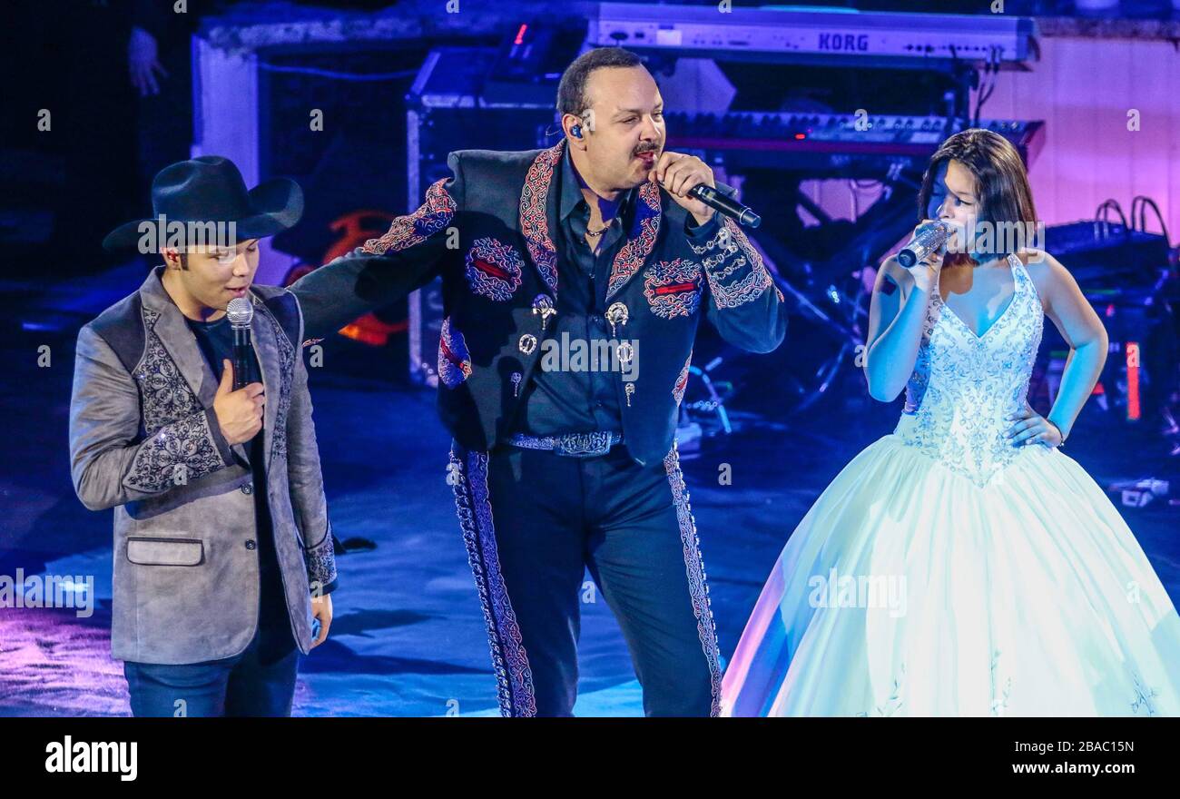 El cantante mexicano de música Popular ranchera Pepe Aguilar, durante su presentación en el palenque de la ExpoGan 2016. *Foto: LuisGutierrez/NortePho Stockfoto