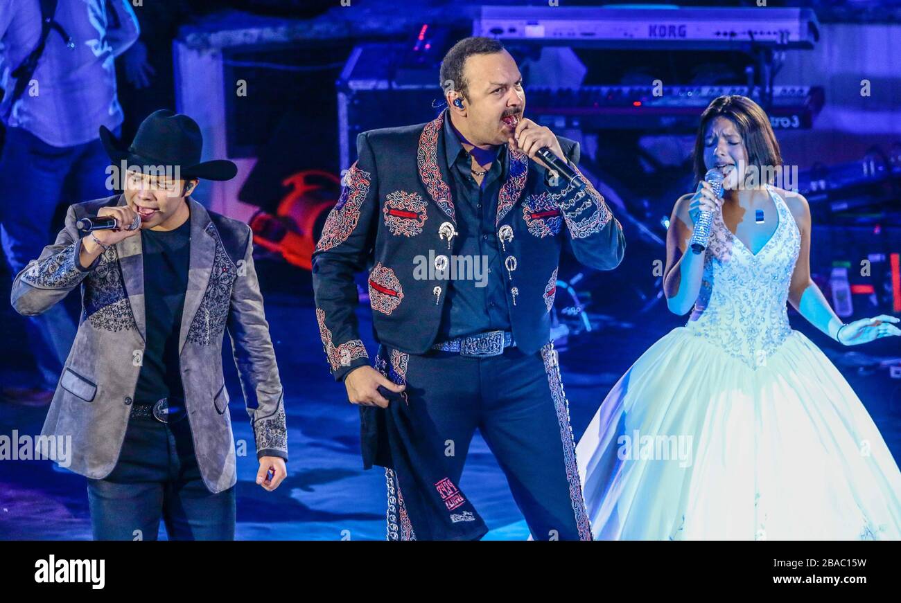 El cantante mexicano de música Popular ranchera Pepe Aguilar, durante su presentación en el palenque de la ExpoGan 2016. *Foto: LuisGutierrez/NortePho Stockfoto