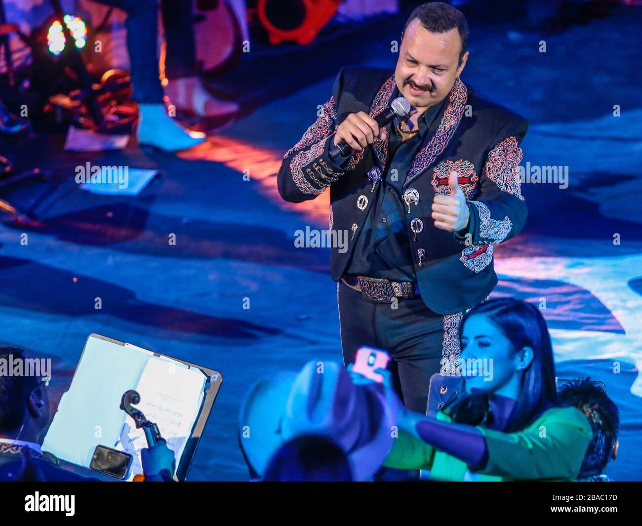 El cantante mexicano de música Popular ranchera Pepe Aguilar, durante su presentación en el palenque de la ExpoGan 2016. *Foto: LuisGutierrez/NortePho Stockfoto