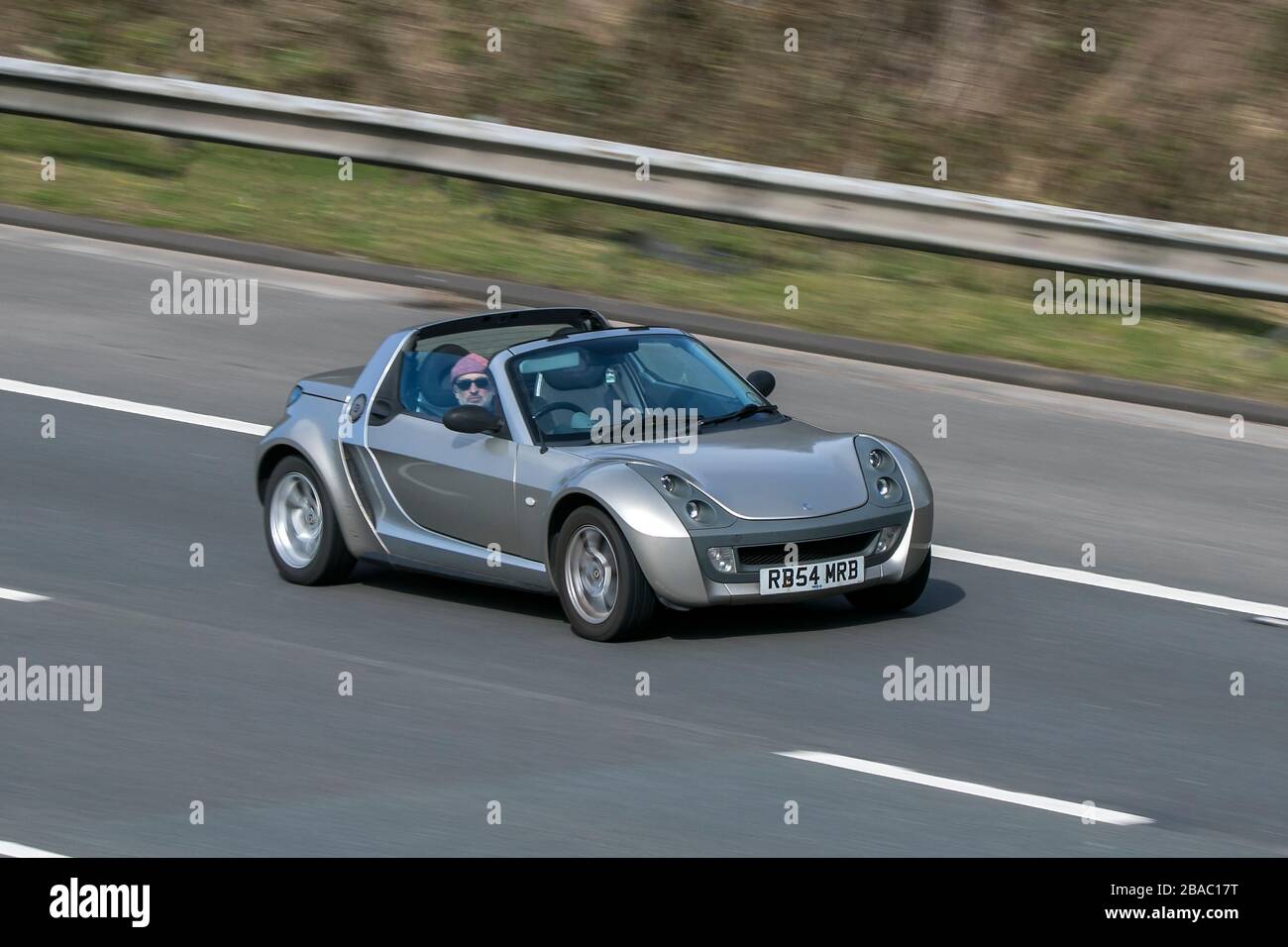 RB54MR 2004 Smart Roadster 80 Auto (RHD) Silver Car Petrol Fahren auf der Autobahn M6 in der Nähe von Preston in Lancashire, Großbritannien Stockfoto