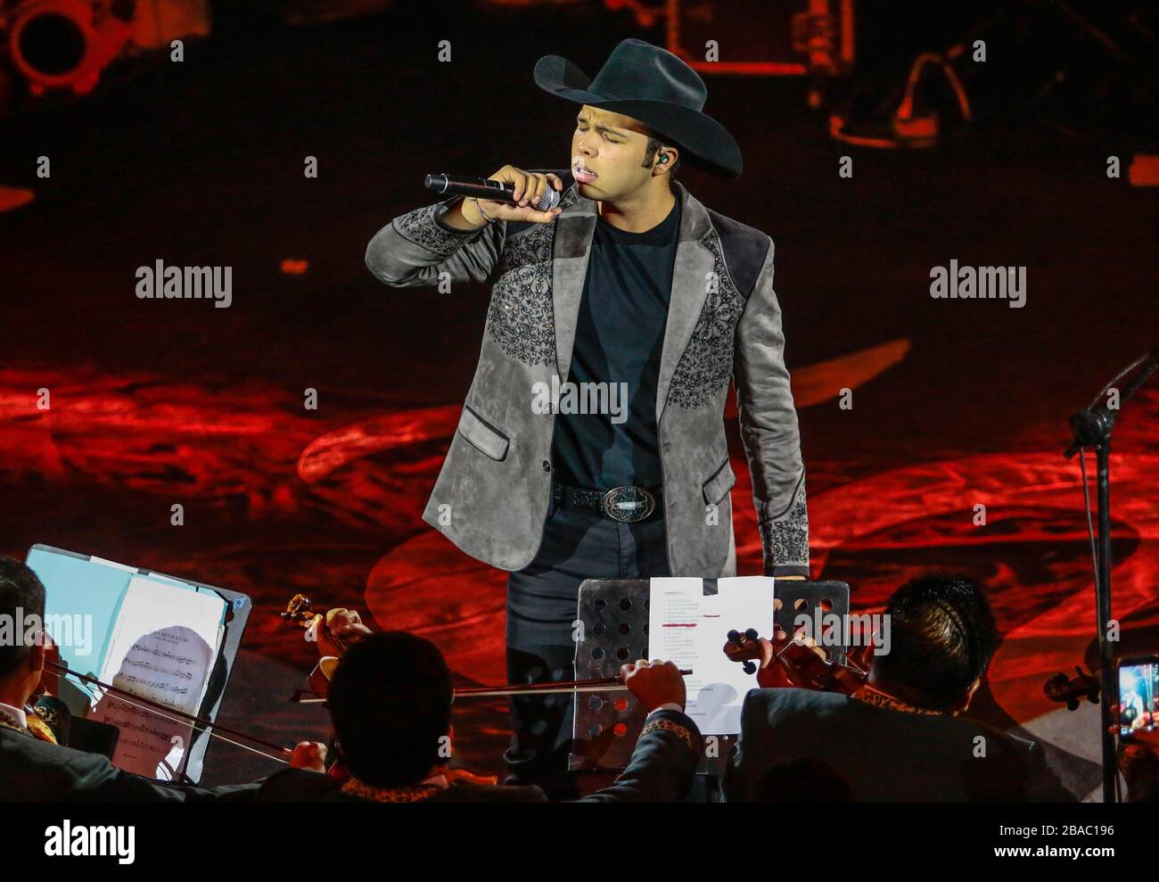 El cantante mexicano de música Popular ranchera Pepe Aguilar, durante su presentación en el palenque de la ExpoGan 2016. *Foto: LuisGutierrez/NortePho Stockfoto