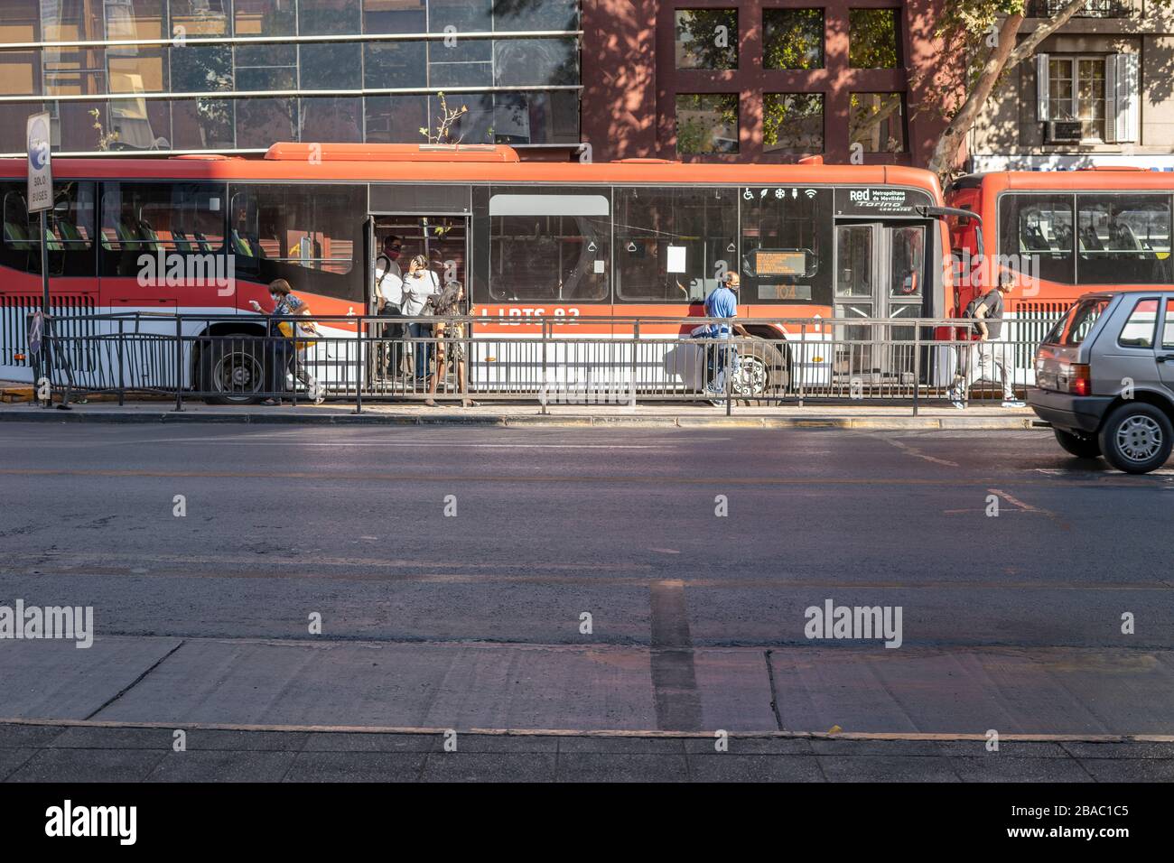 Öffentliche Verkehrsmittel mit leeren Bussen in den Straßen von Providencia in den letzten Stunden vor der Sperrung des Coronavirus COVID-19 Santiago, Chile, 26.03.2020 Stockfoto